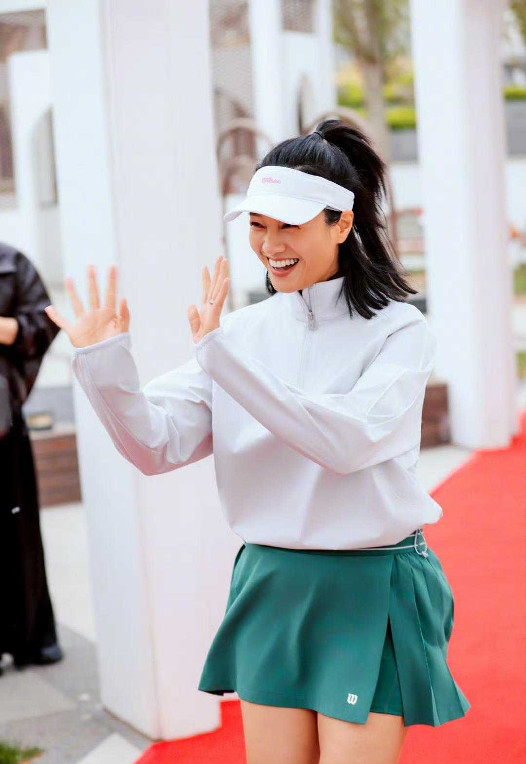 朱丹晒瞿颖抡抡杯邀请赛造型
绿色运动穿搭很哇塞……

4月15日中午12:49，