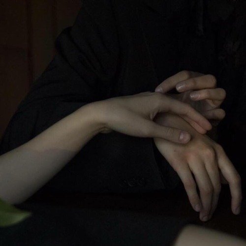 爱情就像一个学步的贪婪孩子，只认得两个字，那就是我的。           ——