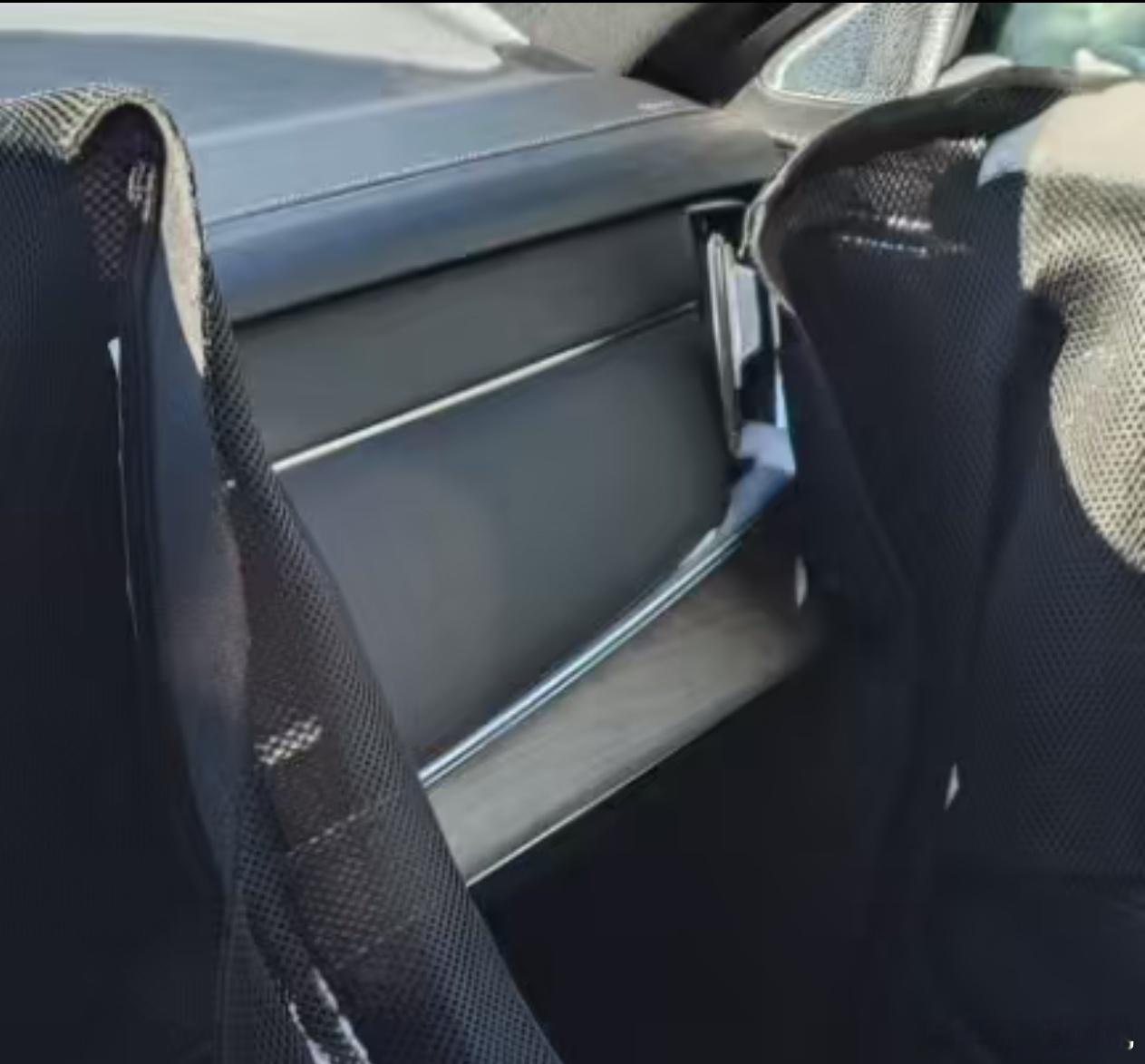 群里看到的8X 6座版内饰，怎么窗都没关啊？雪全飘进来了。这车买6座版，我觉得应