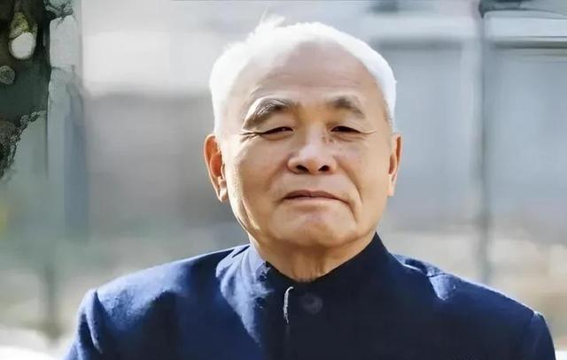 1985年，73岁的开国中将杜义德，将在空军服役的小儿子杜伟，主动调到陆军野战军
