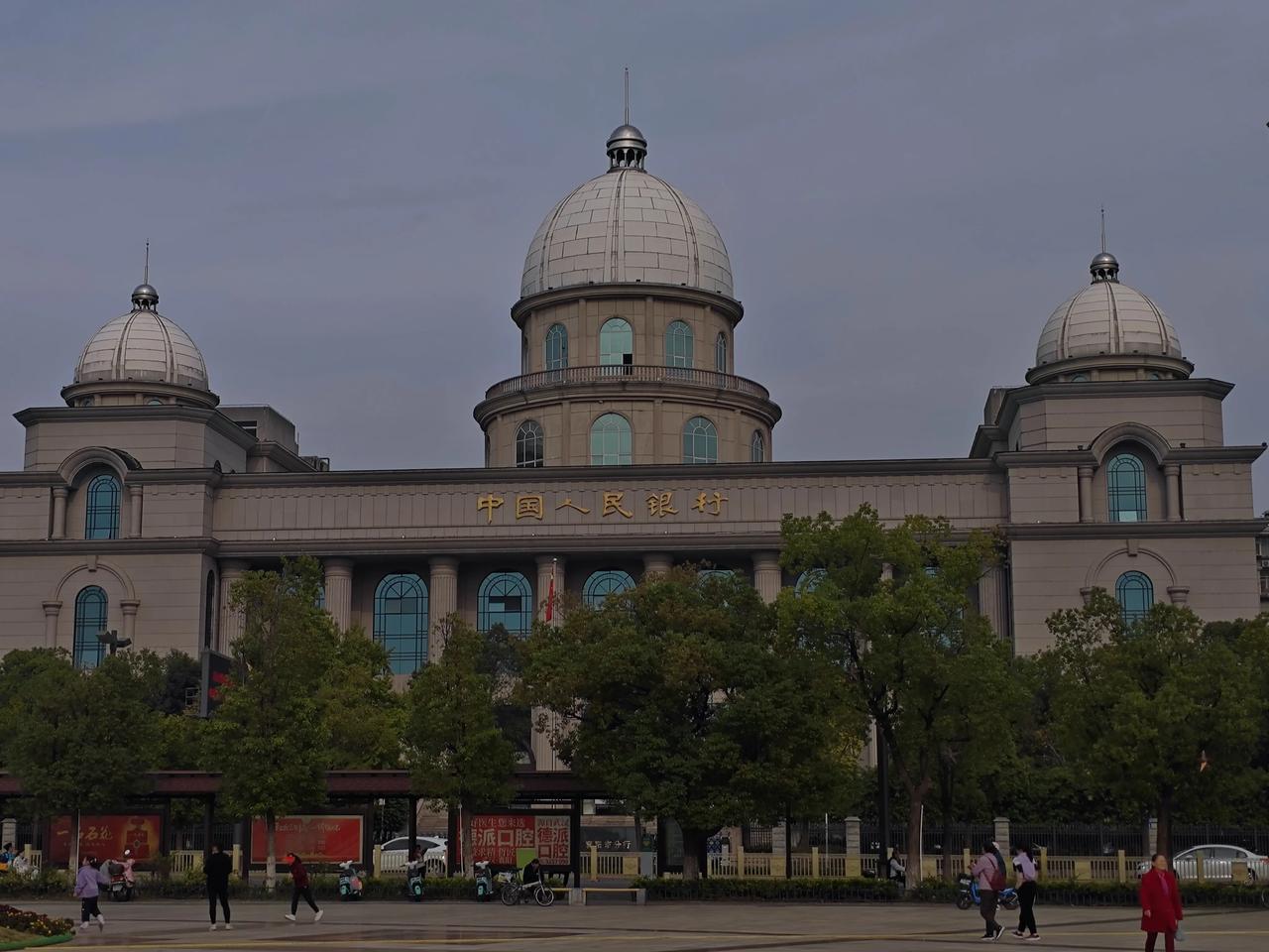 襄阳有不少特色建筑。襄阳城历史超2000年，位于汉水中游南岸，总长7322米，城