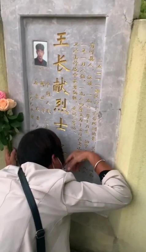 1984年，河南一位战士结婚第5天就奔赴老山前线，后不幸牺牲。可没想到，阵亡消息