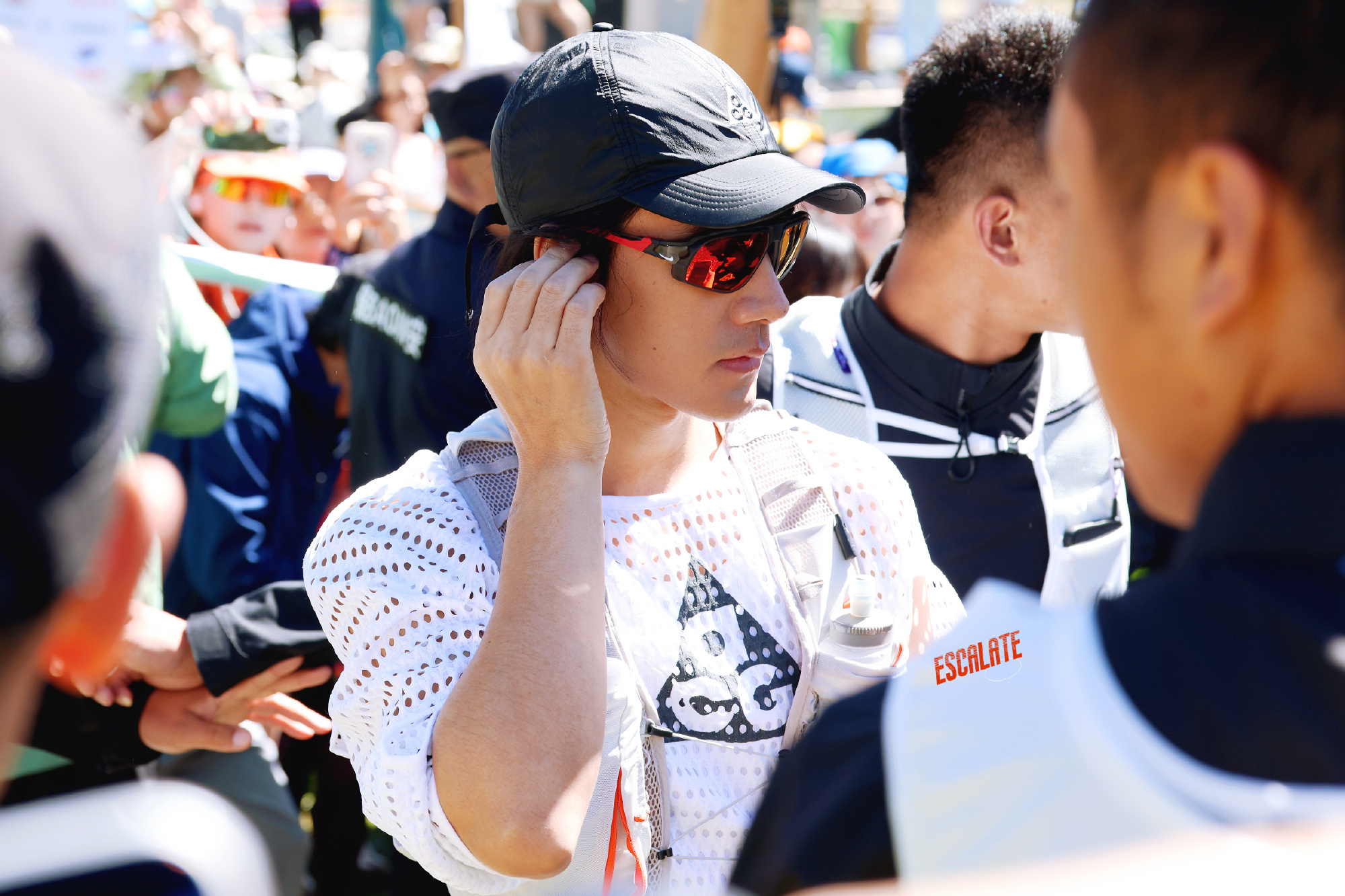 此沙身上的野气此沙好野啊 此沙今日参加活动路透，一身户外运动装扮，野性男人魅力十
