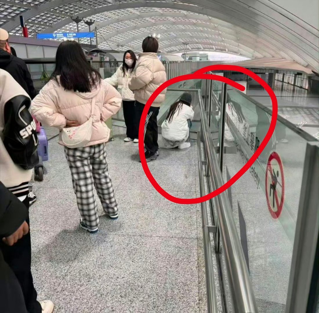 吴宣仪在机场哭了怎么了这是？我觉得可能发泄一下也好，让情绪有个出口 ​​​