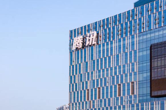 据报道，腾讯方面正式发布了国内首个浏览器“龙虾”——QBotClaw。
 
值得