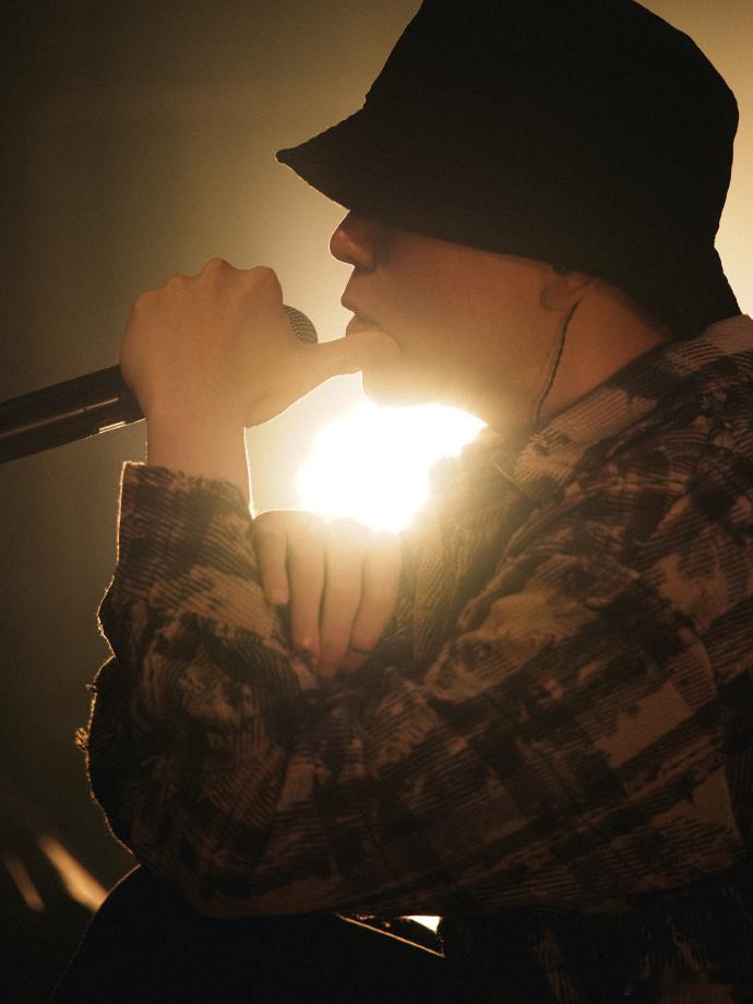 张子豪巡演OutsideIsLava谁懂啊！现场看张子豪摘帽舞台直接沦陷五官超立