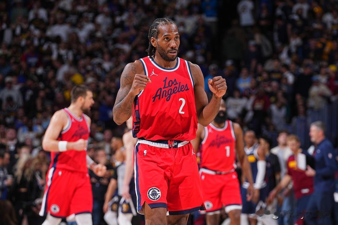 再秀后撤步三分，12分都与三分球有关。小卡 两分7中5，三分6中3半场拿21分2