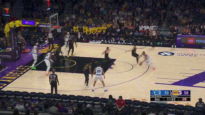 湖人超级球星詹姆斯真是让人热泪盈眶！在今天湖人主场迎战魔术的比赛中，当时比赛进行