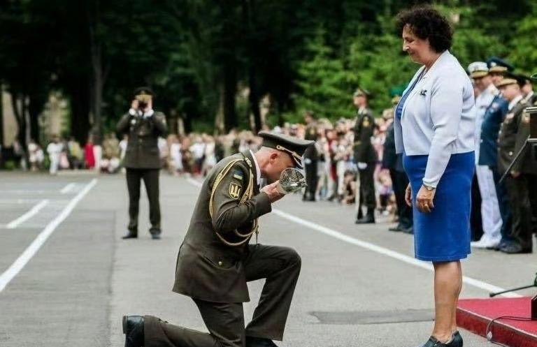 就难绷!乌军新总司令曾于2021年给英国大使下跪，所以他到底是谁的总司令？
俄乌