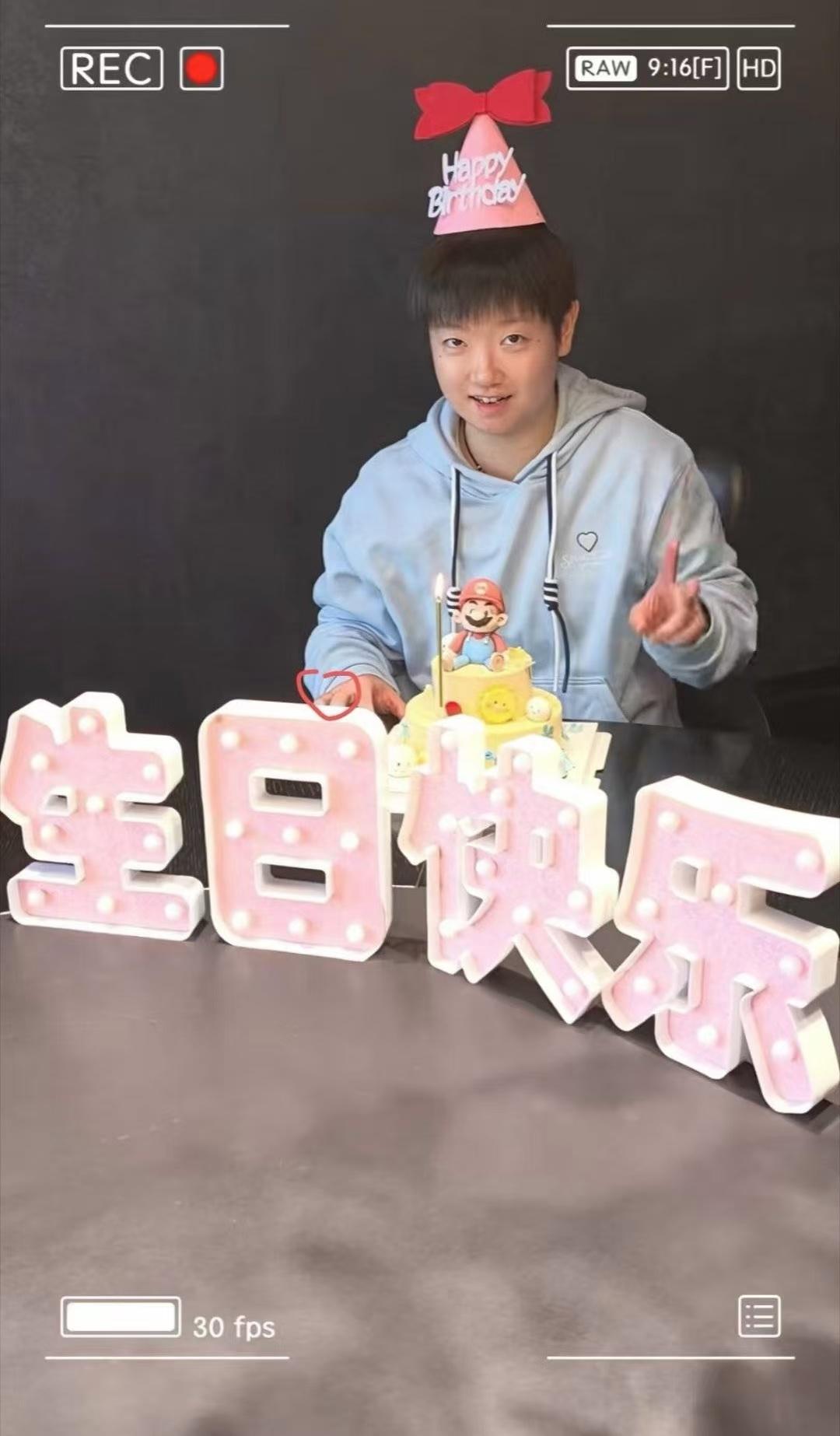 孙颖莎的“戒指”终于被扒出来在哪了！

刚开始拍照的时候有一张照片上还戴着戒指，