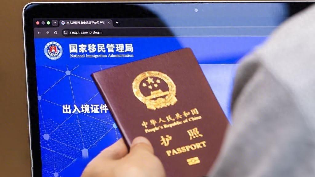 中国“国门要收紧了”？
海外这群人最精了！
一边抹黑，一边争着抢着往国内跑！
这
