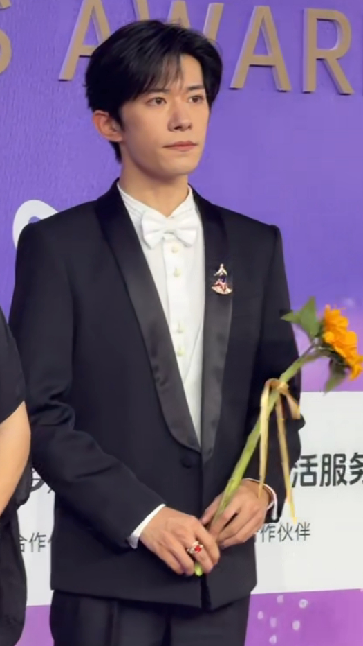 易烊千玺拿向日葵走红毯