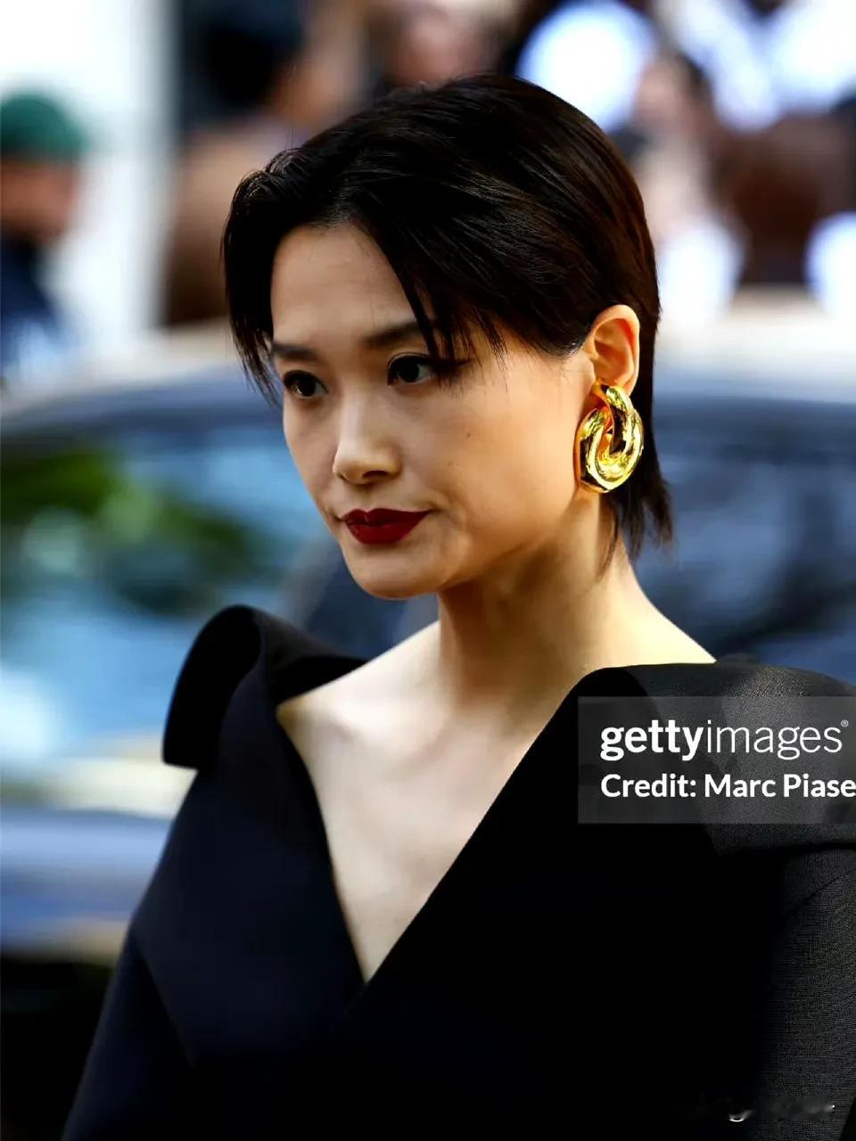 李宇春巴黎看秀生图曝光，看了只有一种感觉，那就是，好…好方…… ​​​

这么多