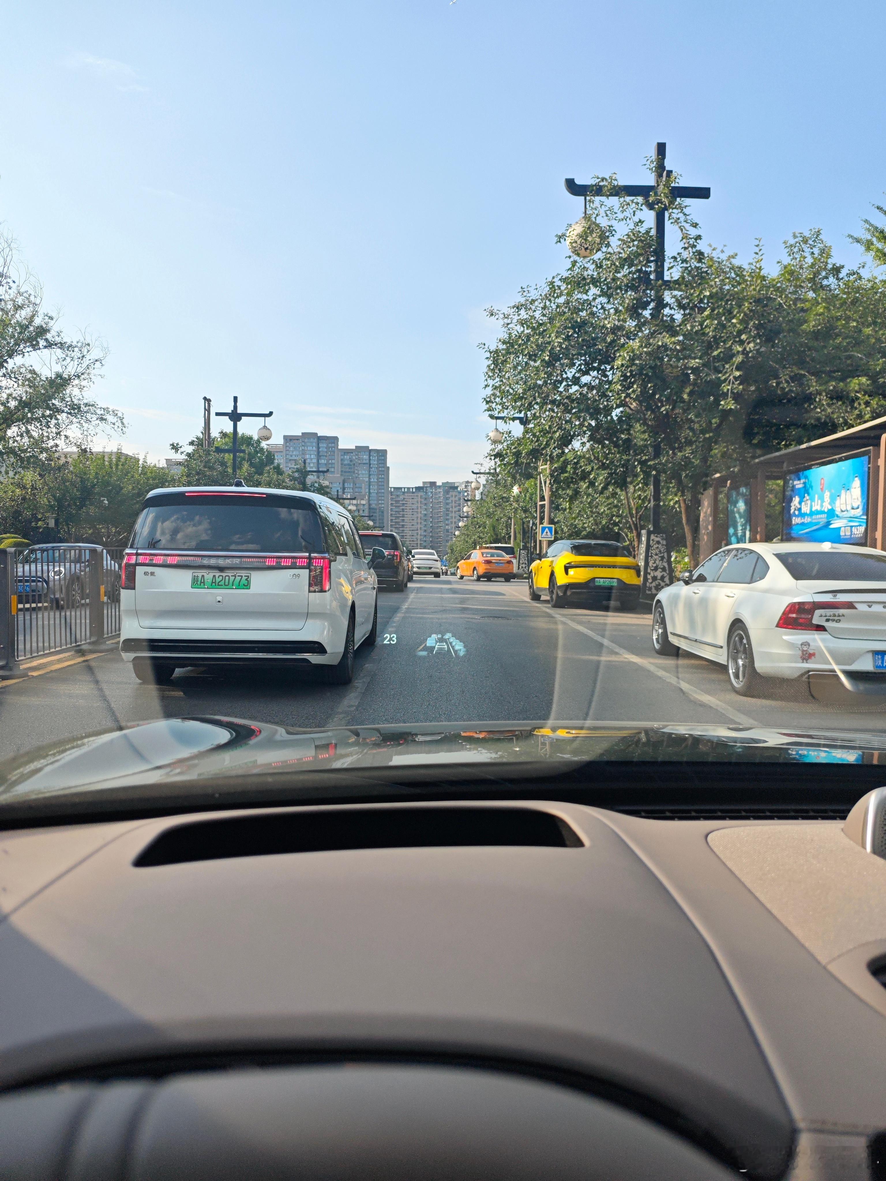 黑白009和黄色路特斯[doge] ​​​