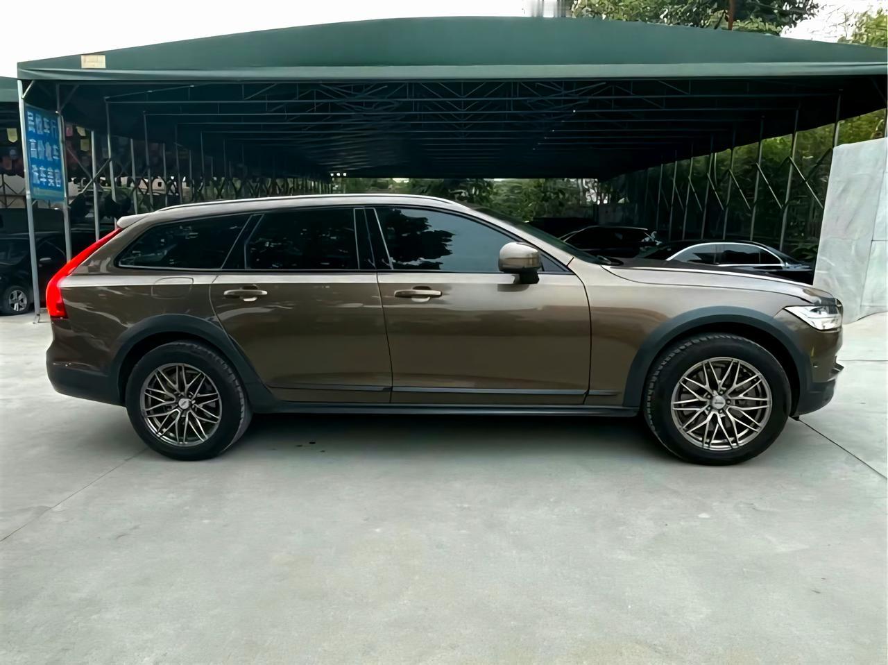 说实话，这台车真的是挺让人唏嘘的，他的颜值真的是很高，但是它的售价和它的颜值一样