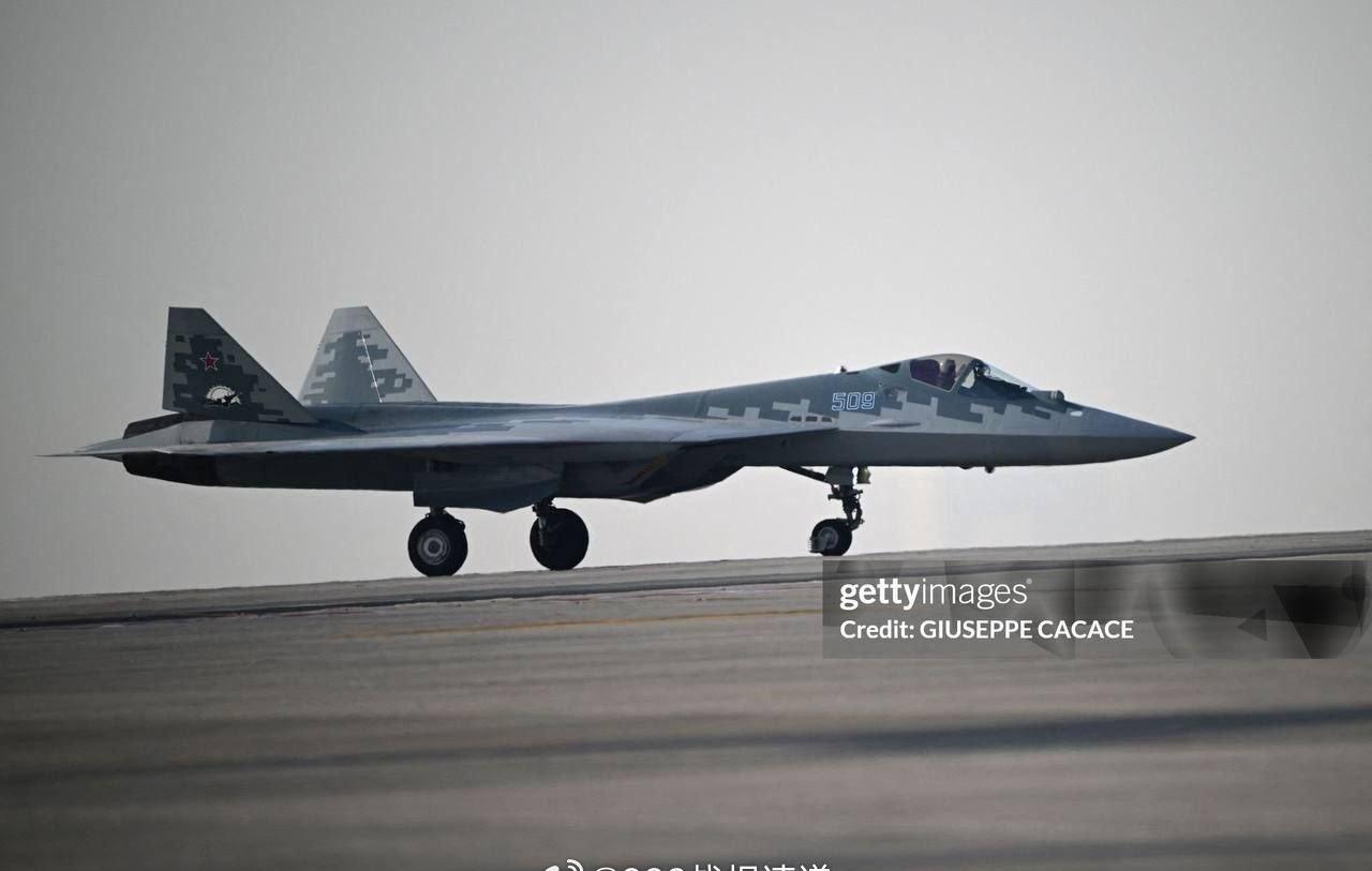 俄罗斯苏-57E（T-50-9）战斗机在2025年迪拜航展进行飞行表演时的画面。