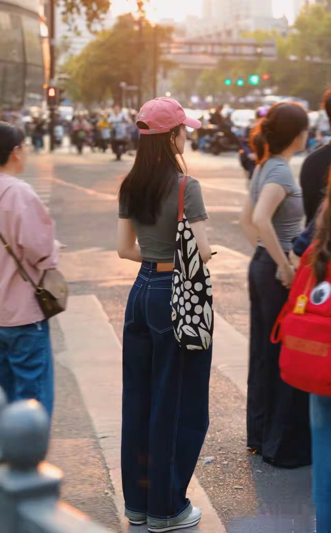 我发现一个奇怪的现象，有些女人单看她的脸，长相平平无奇，穿着打扮也是普普通的，但