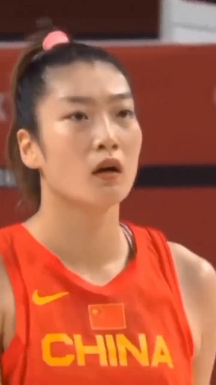 李梦真的是又美又飒。
梦式招牌动作，后退步三分，根本拦不住。李梦真的是又美又飒。