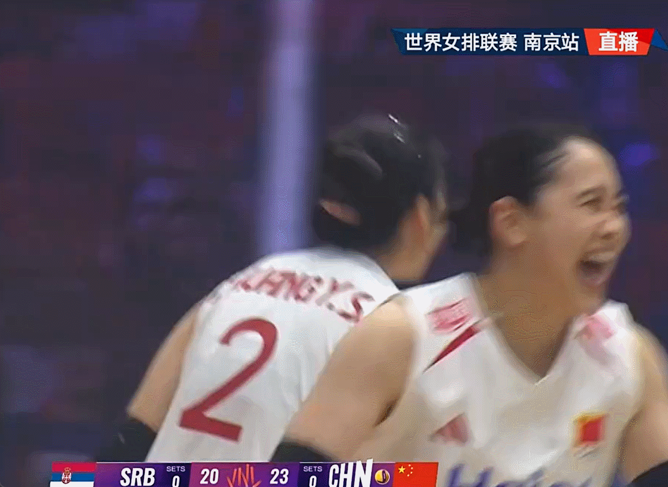 中国女排第一局：中国队 25-21塞尔维亚队 中国女排开局不利追到13-13平，