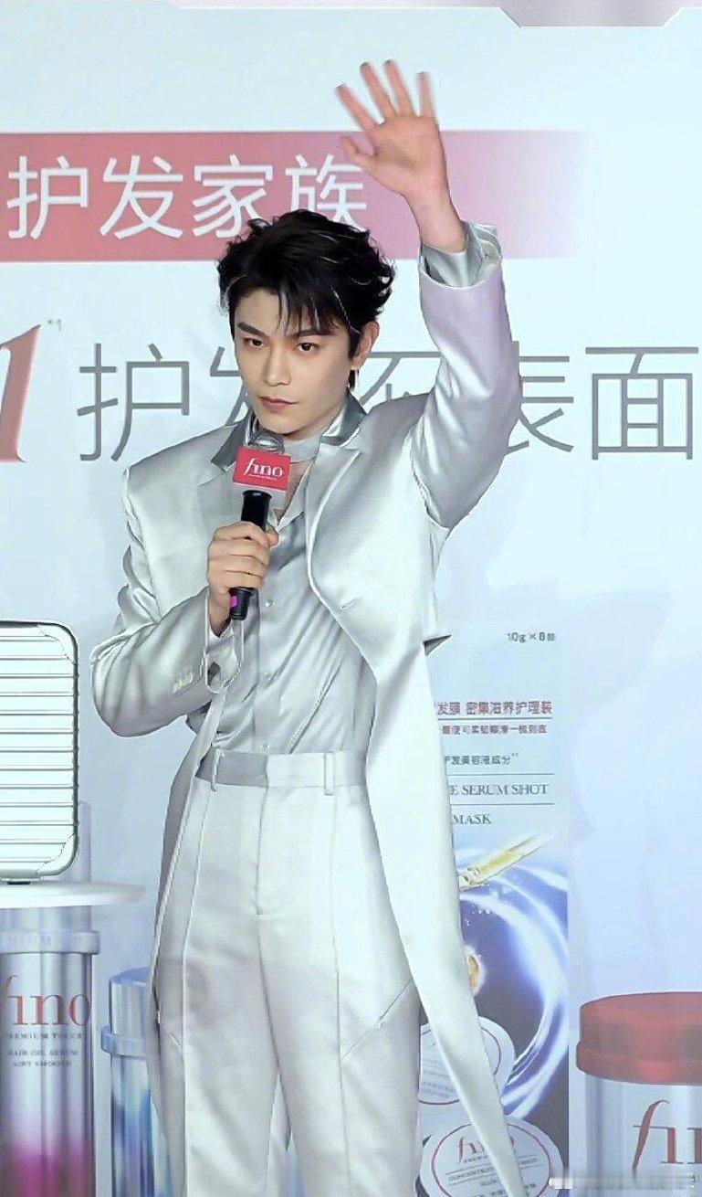 95生丁禹兮、敖瑞鹏今日活动生图，谁帅到你了？ ​​​