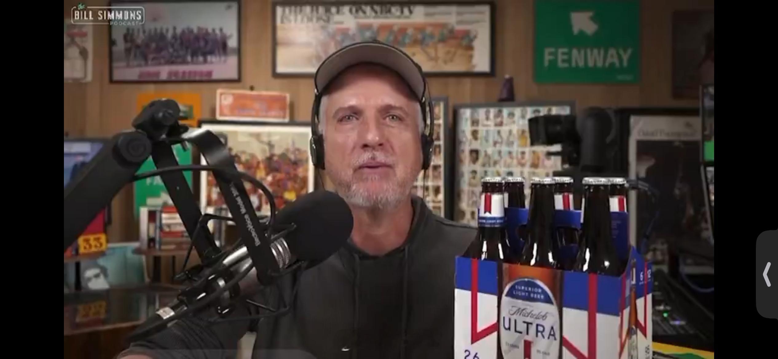 名嘴比尔·西蒙斯说，有两个人跟他提起字母哥要去热火，他觉得希罗+威金斯+凯尔·韦