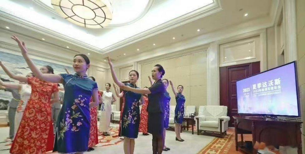 【热情服务迎客来 靓丽风姿展风采#大咖眼中的达沃斯# 】#达沃斯在天津# 在天津
