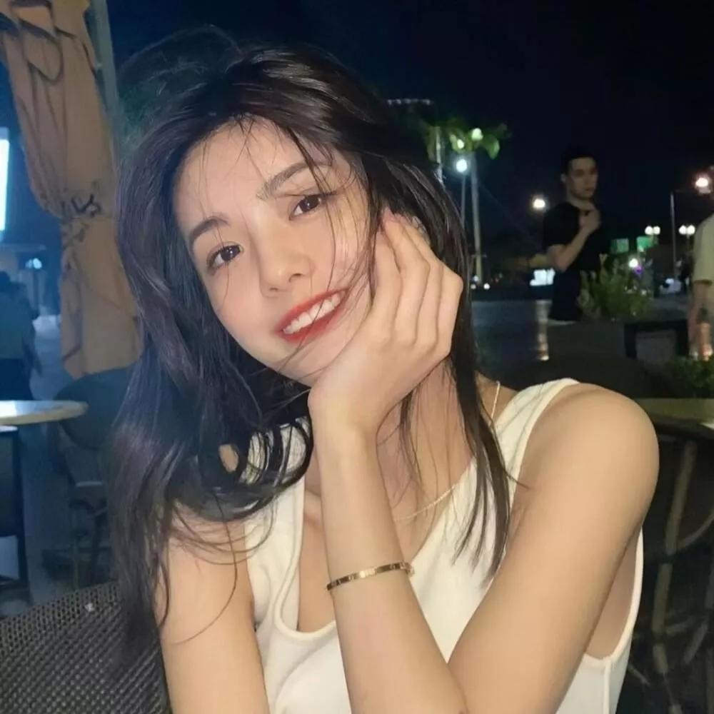 夜晚的浪漫约会，微笑的幸福时光约会的快乐时光 海边度假风约会 寻找浪漫夜景 约会