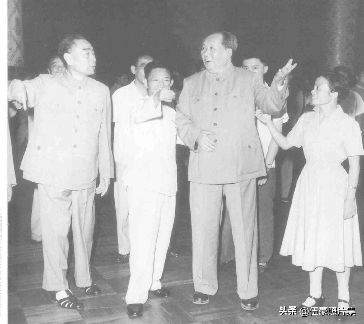 【周总理历史上的今天——6月27日】
1964年6月27日，毛泽东、周恩来在胡耀