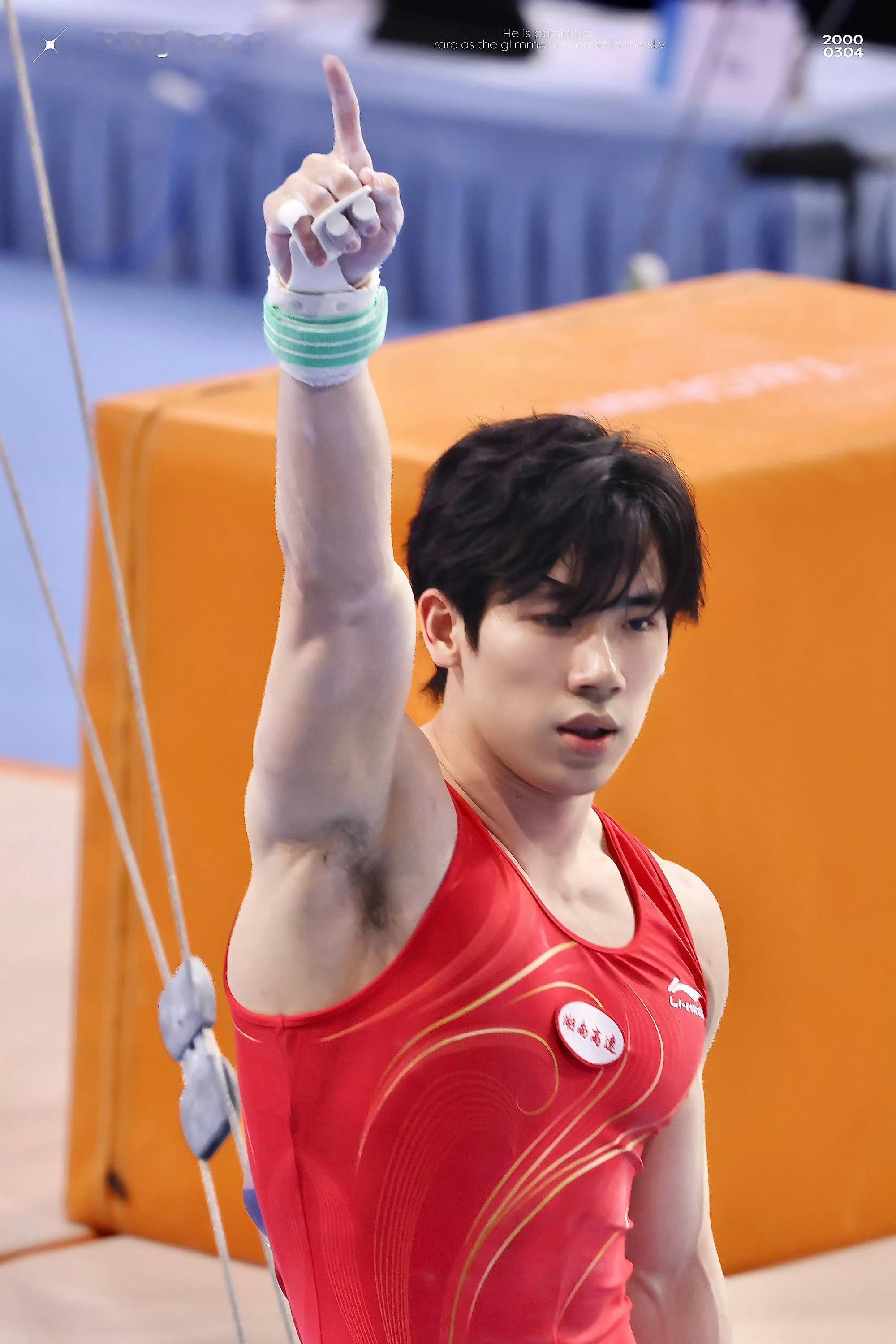 拿干净金牌、不因对手失误幸灾乐祸并第一时间给予关心的张博恒，是中国体操队当之无愧