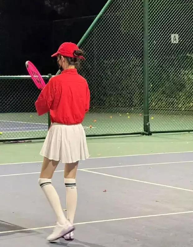 唐嫣身材窈窕宛如活力女大学生。 ​​​