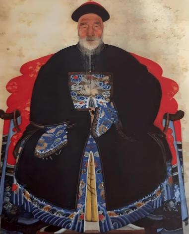乾隆嫌考生太丑，当场出上联羞辱：“独眼不能登金榜。”满朝大臣捂嘴偷笑。考生不慌不
