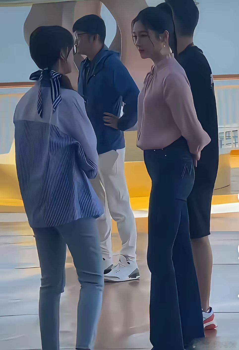 知道关晓彤的腿长，第一次直观看到两人身高不相上下，但她的腿到人家的腰了 