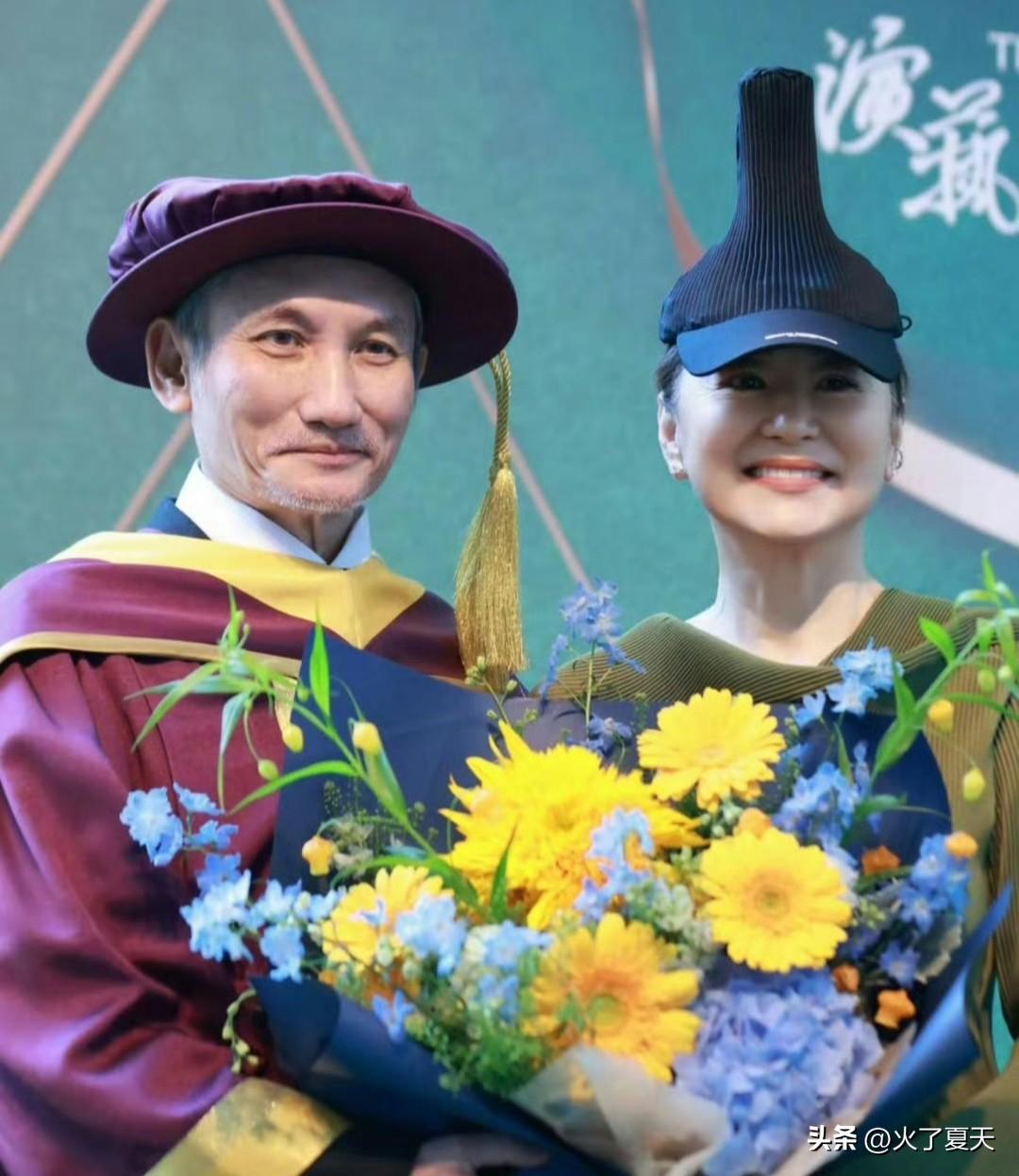 72岁林青霞庆祝好友徐克获颁荣誉博士学位，亲自到现场送花。她穿了一身怪异的衣服，