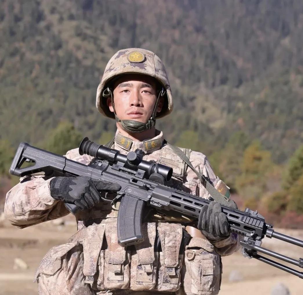 胡衣呷被西藏军区表彰为第六届“固边稳藏标兵”，荣立个人二等功2次，所在班荣立集体