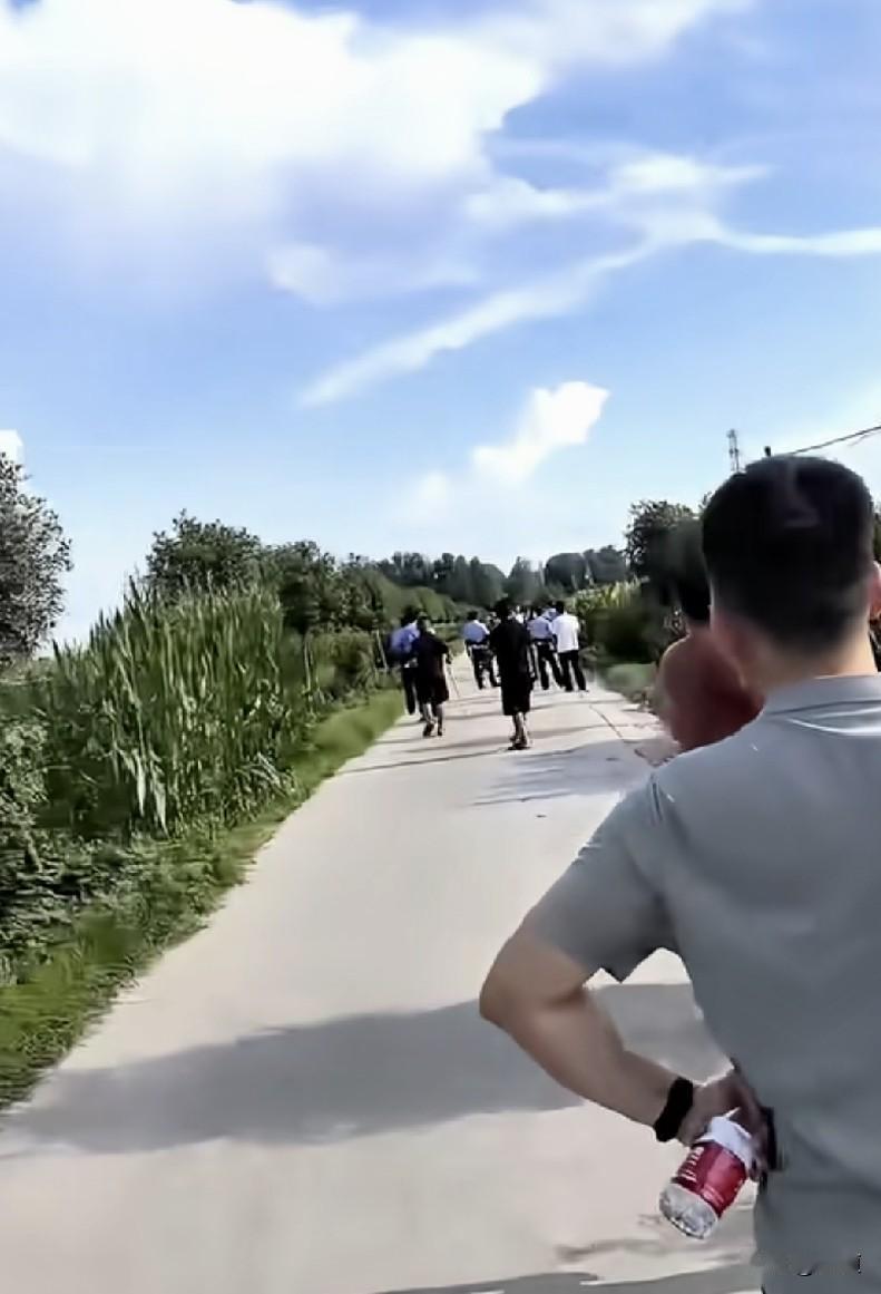 有人说河南西平夏付钢，出事前到处找人没人理。
出事后人到处找他找不到。