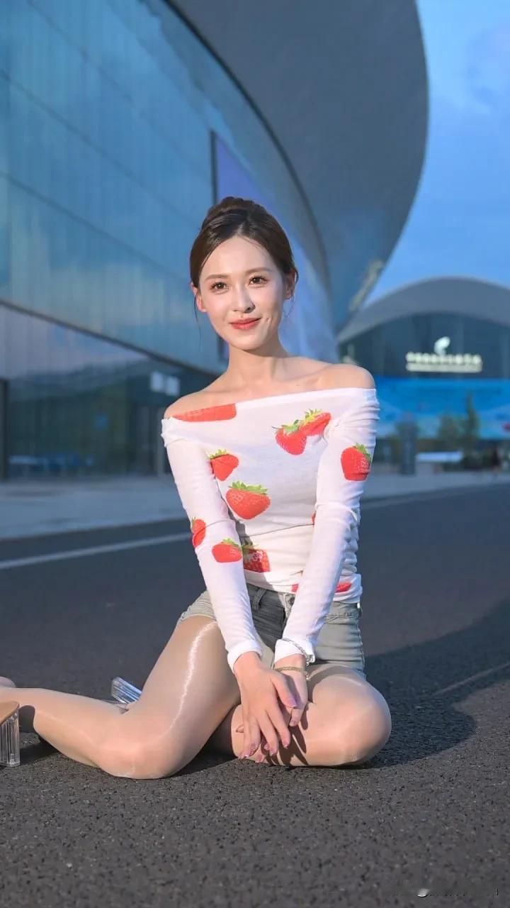 最近发现拍人像想拍出妩媚感，关键在「松弛感」！
让模特稍微仰头，下巴微收，眼神不