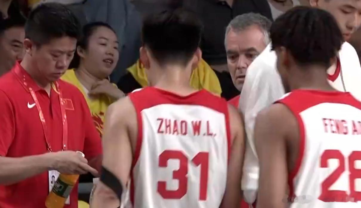 中国男篮vs塞尔维亚fmp 赵维伦首节3次助攻，2次给了焦泊乔，后者连得7分焦泊