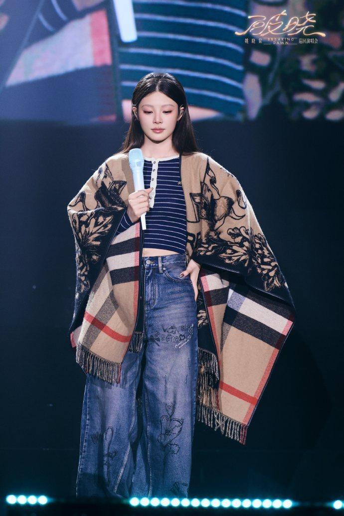 姚晓棠这可是你的亲头发 绝绝子！姚晓棠在今晚南京演唱会上，为了制造新鲜感，直接在