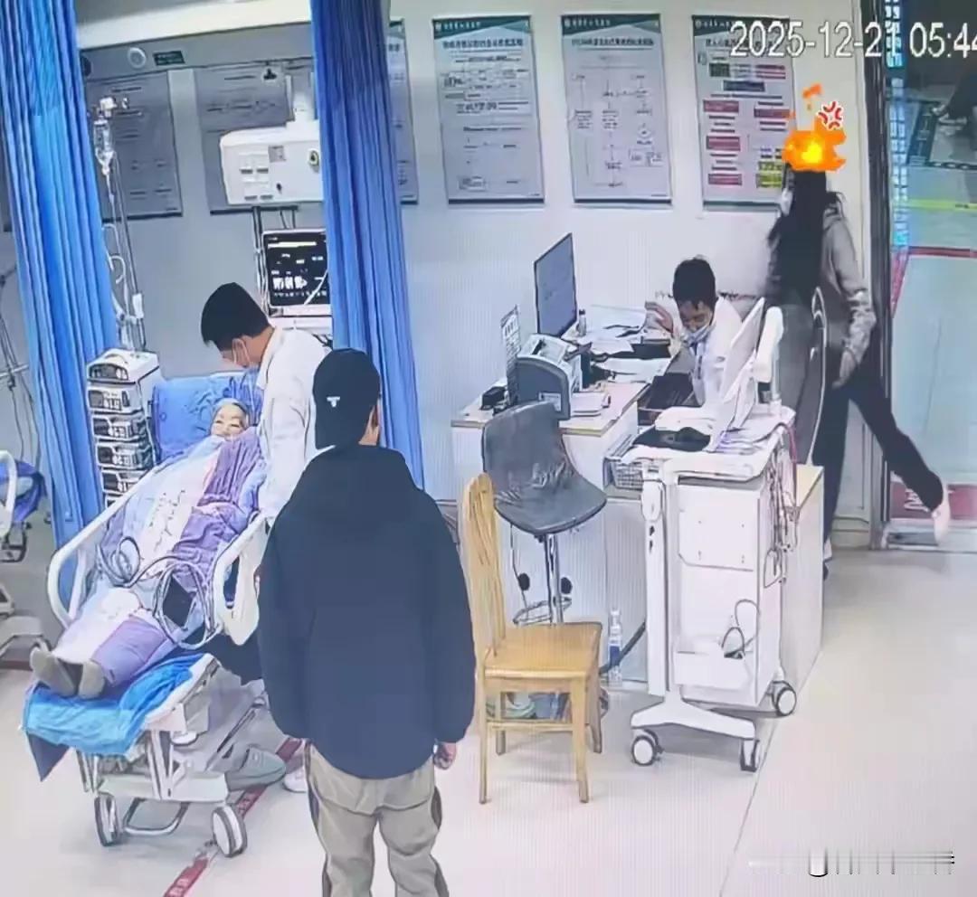 太离谱！四川一女子陪朋友看病，因排队久，加上医生优先救治重症患者，她直接冲进处置