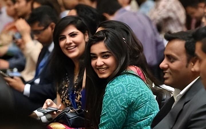 中印留学生人数对比，印度数百万，中国数值出人意料，差距悬殊。

翻看各国官方发布