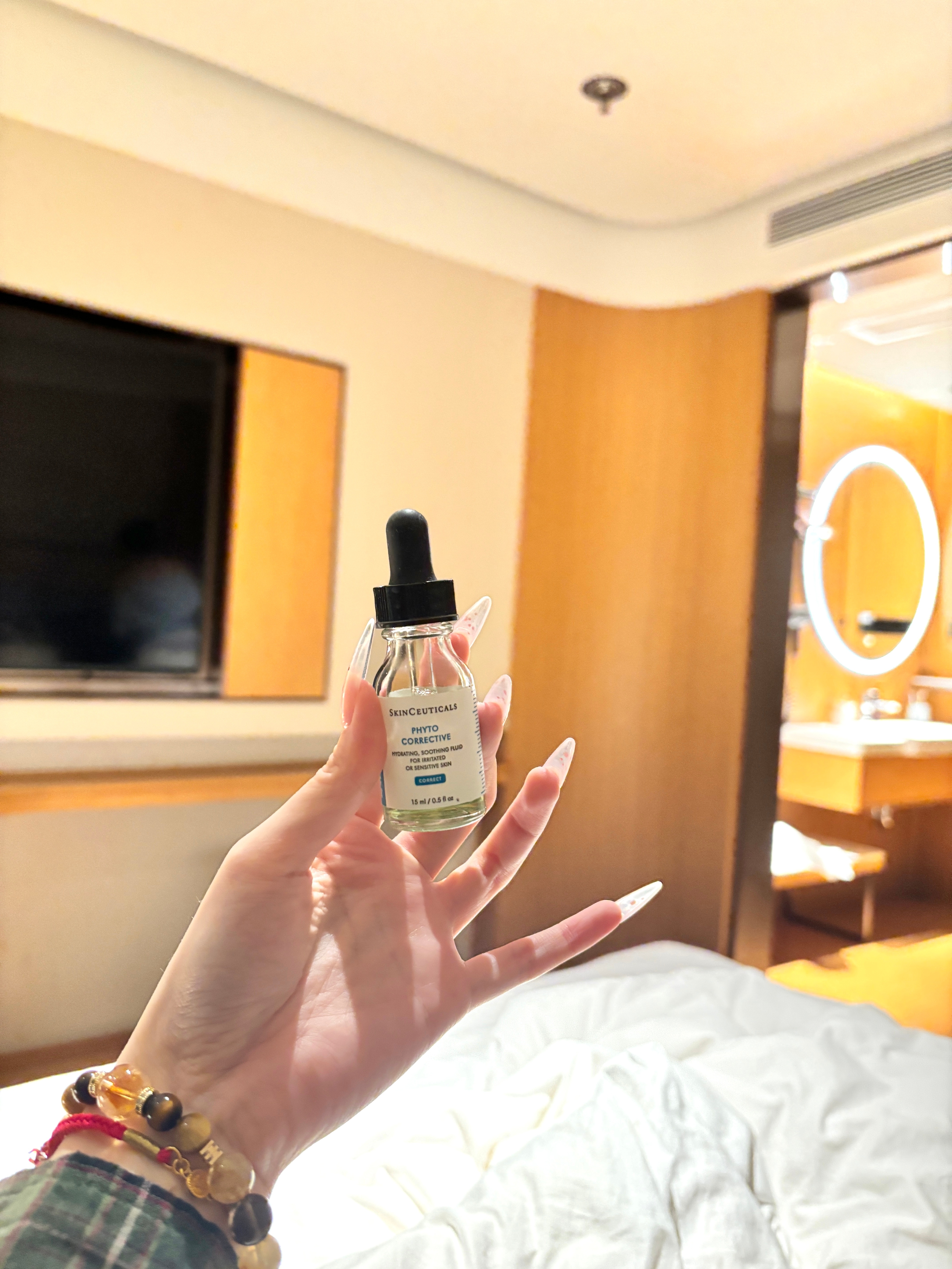 之前一直觉得修丽可很难用 感觉很油 但现在是局部涂 我昨天点涂在我脸上敏感的地方