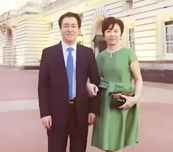 2017年英国白金汉宫，许家印与妻子丁玉梅的留影。此时正是许家印事业高光阶段，夫