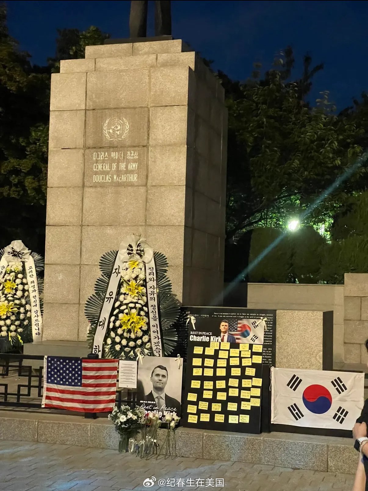 韩国仁川道格拉斯麦克阿瑟雕像前悼念Charlie Kirk。 ​​​