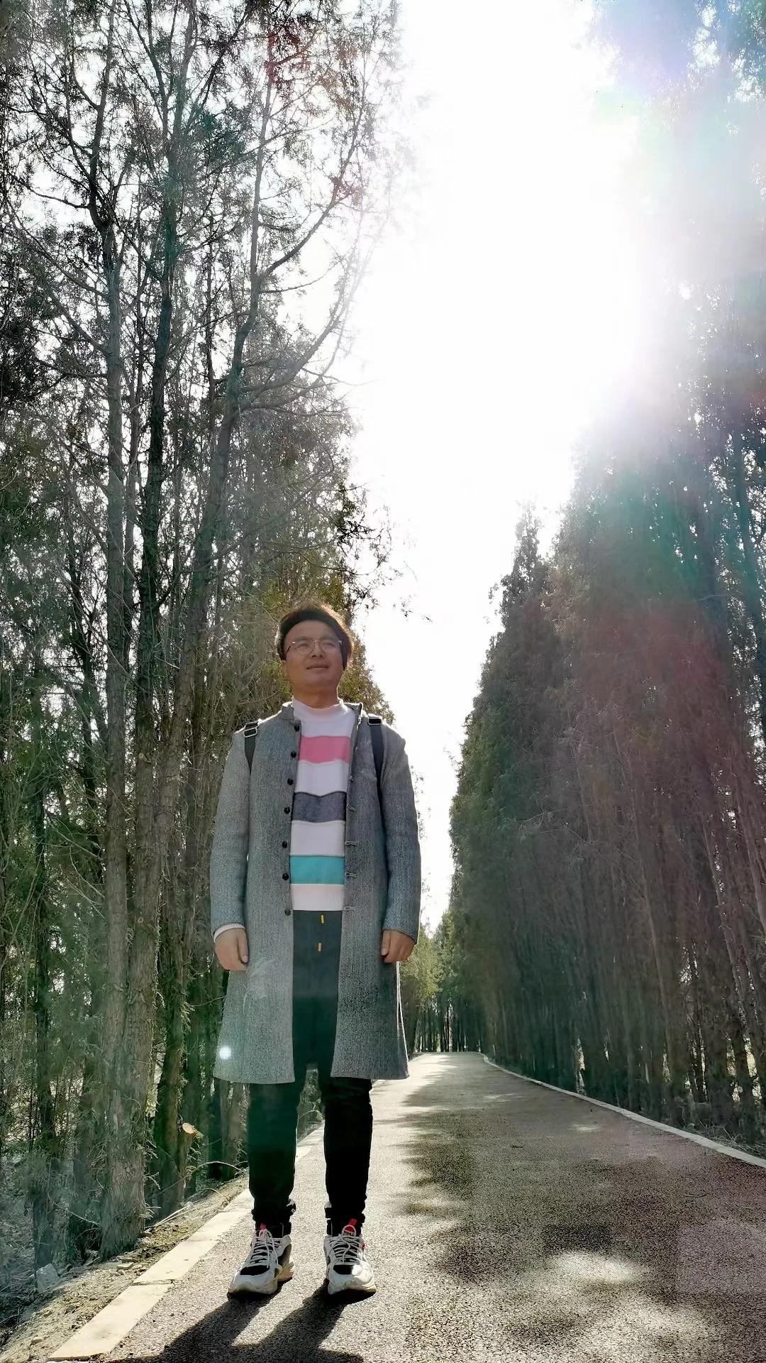 流年似水太匆匆，间隙抬眸又初冬。漫步于铺满落叶的公园，头顶有路灯散发着昏黄的光，