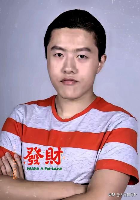 张艺谋拍了四十多年，徐克也拍了四十多年，
谁都没想到，有个半路出家的四川男人，只