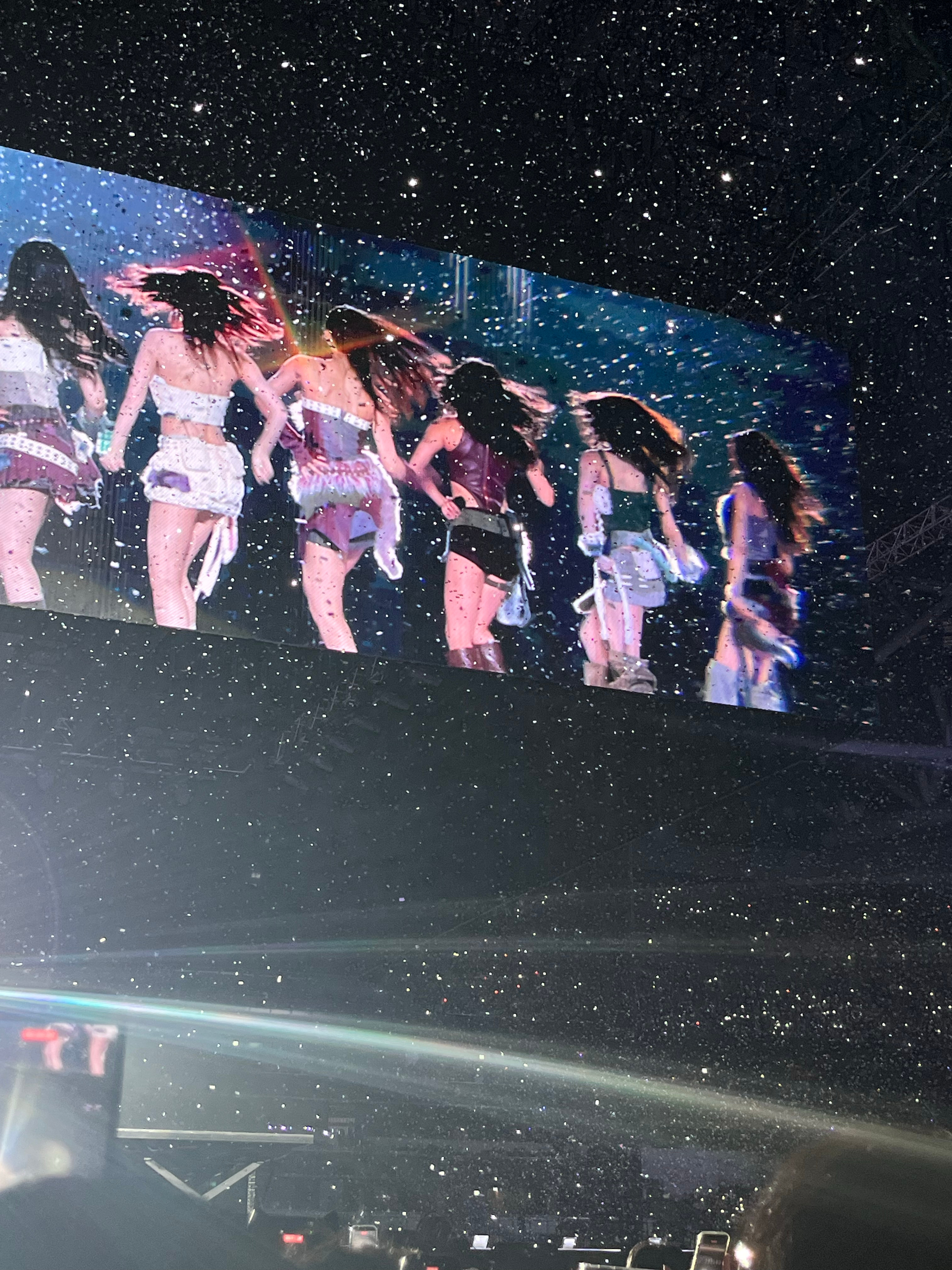 twice可以再给我演一次这个吗，就是大彩带大烟花什么的，可以再给我演一遍吗