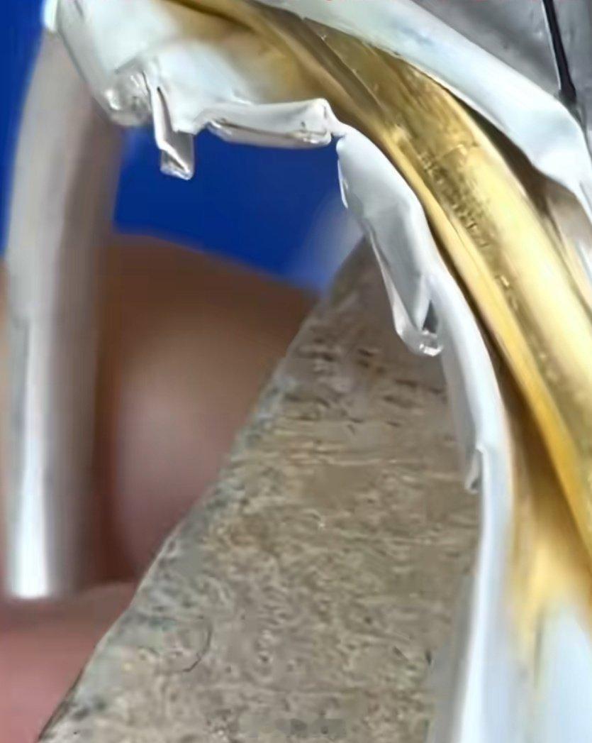 有人用金包银算计你，有人用银包金爱你那只银包金手镯，外面是朴素的银，里面裹着实打