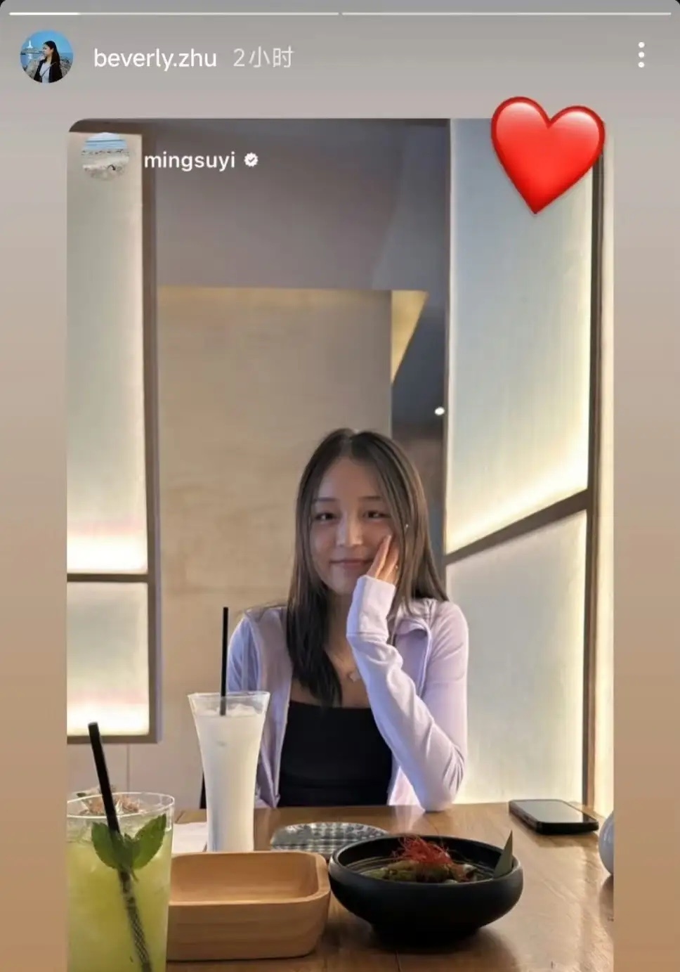 苏翊鸣为女朋友朱易庆祝生日，这俩孩子谈恋爱大大方方的，挺好！现在年轻人真的是勇敢