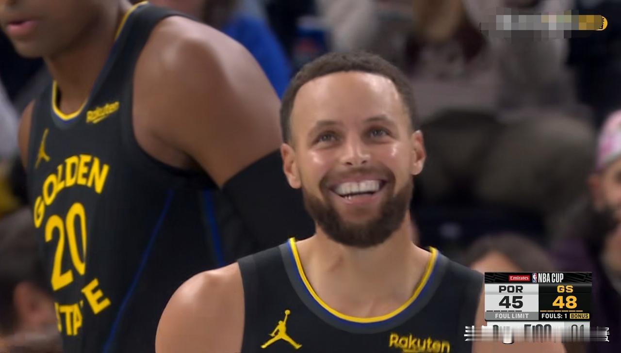 勇士超级球星库里真是特别的过分！在今天勇士主场迎战弱旅开拓者的比赛中，目前双方半