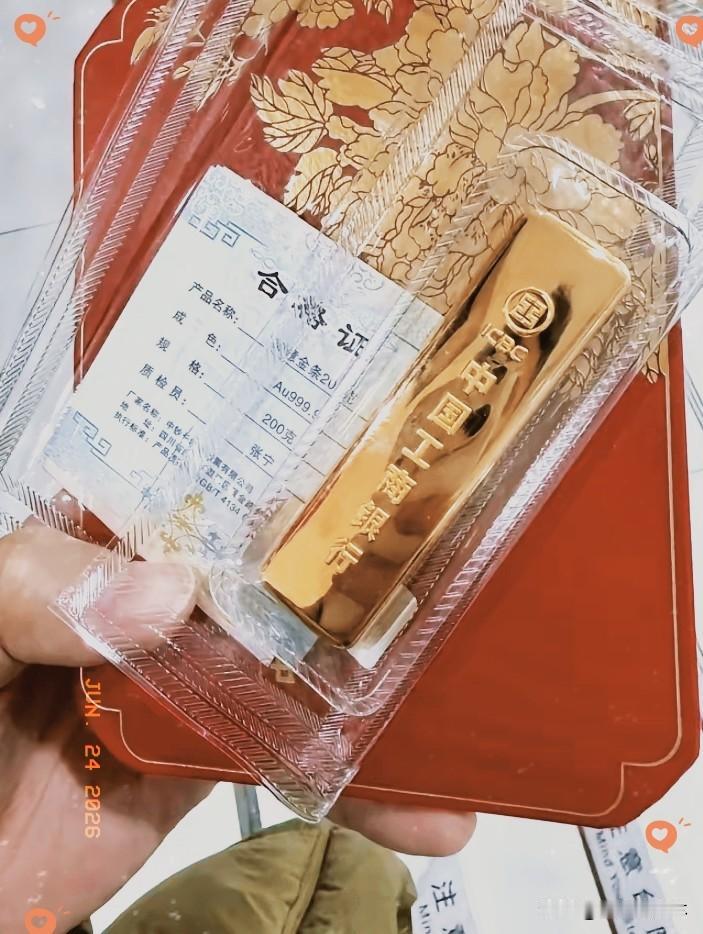 手里有黄金的人，
今天估计彻底傻眼了，
就在刚刚，金价直接从902跌到了
896